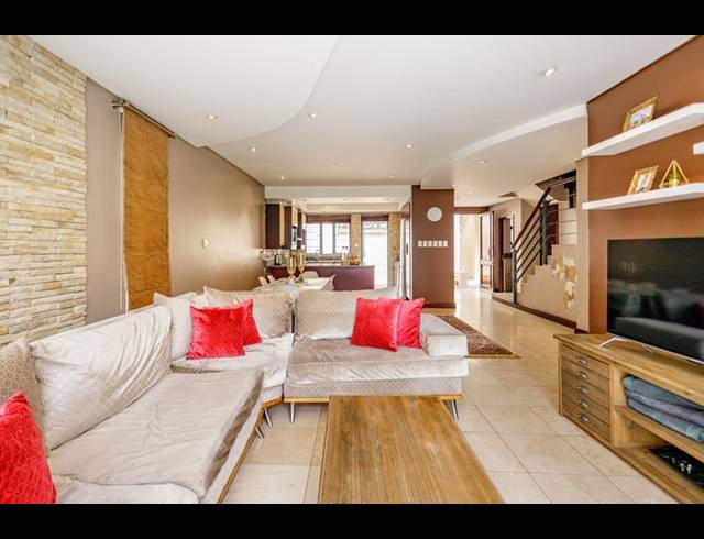 2 BEDROOM TOWNHOUSE FOR SALE IN BEDFORD GARDENS